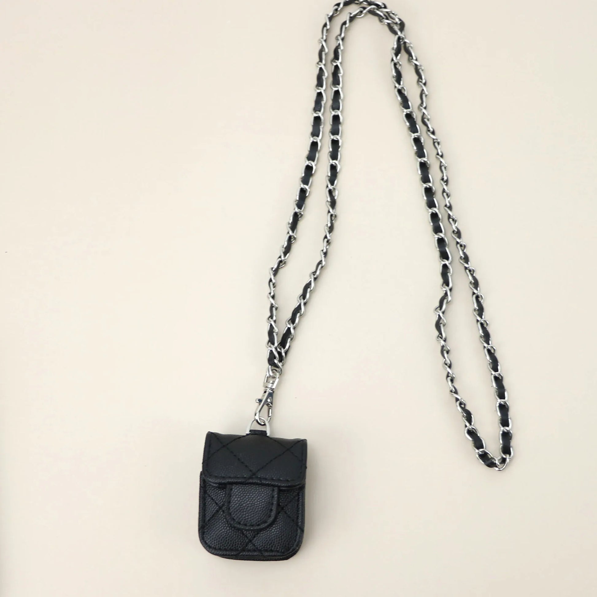 Crossbody AirPods Hülle im Handtaschen Design aus Leder mit Kette in schwarz