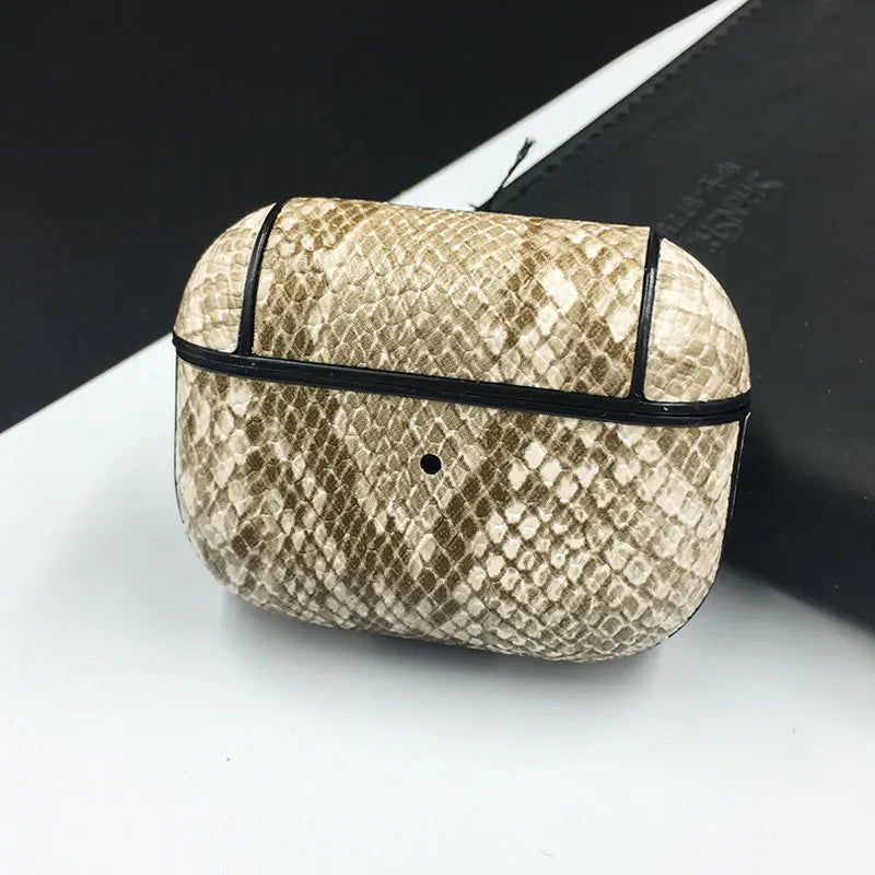 Elegante AirPods Hülle aus Schlangenleder Muster in cremeweiß
