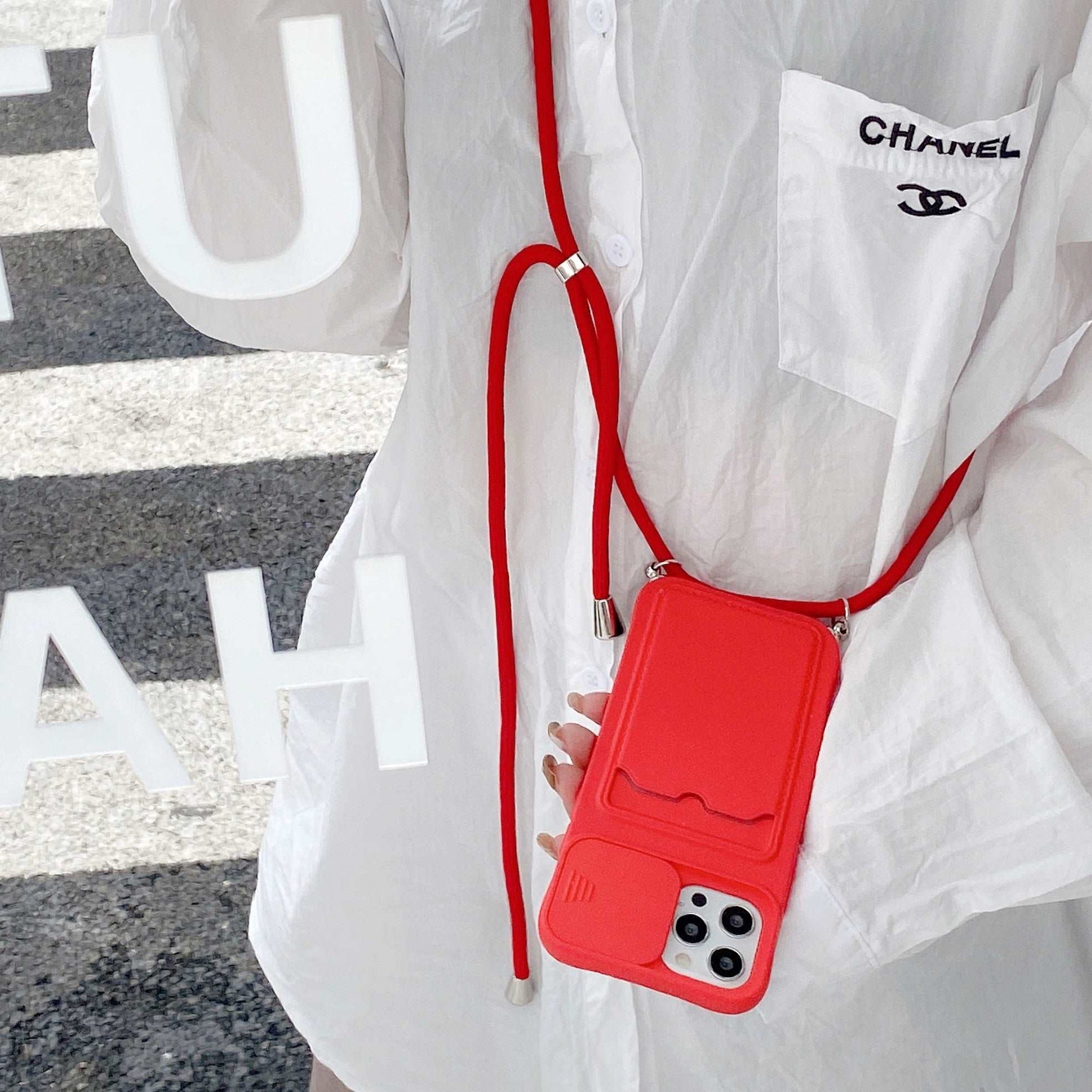 Crossbody iPhone Hülle mit Seil aus Silikon mit Kartenfach und Kameraschutz in Rot