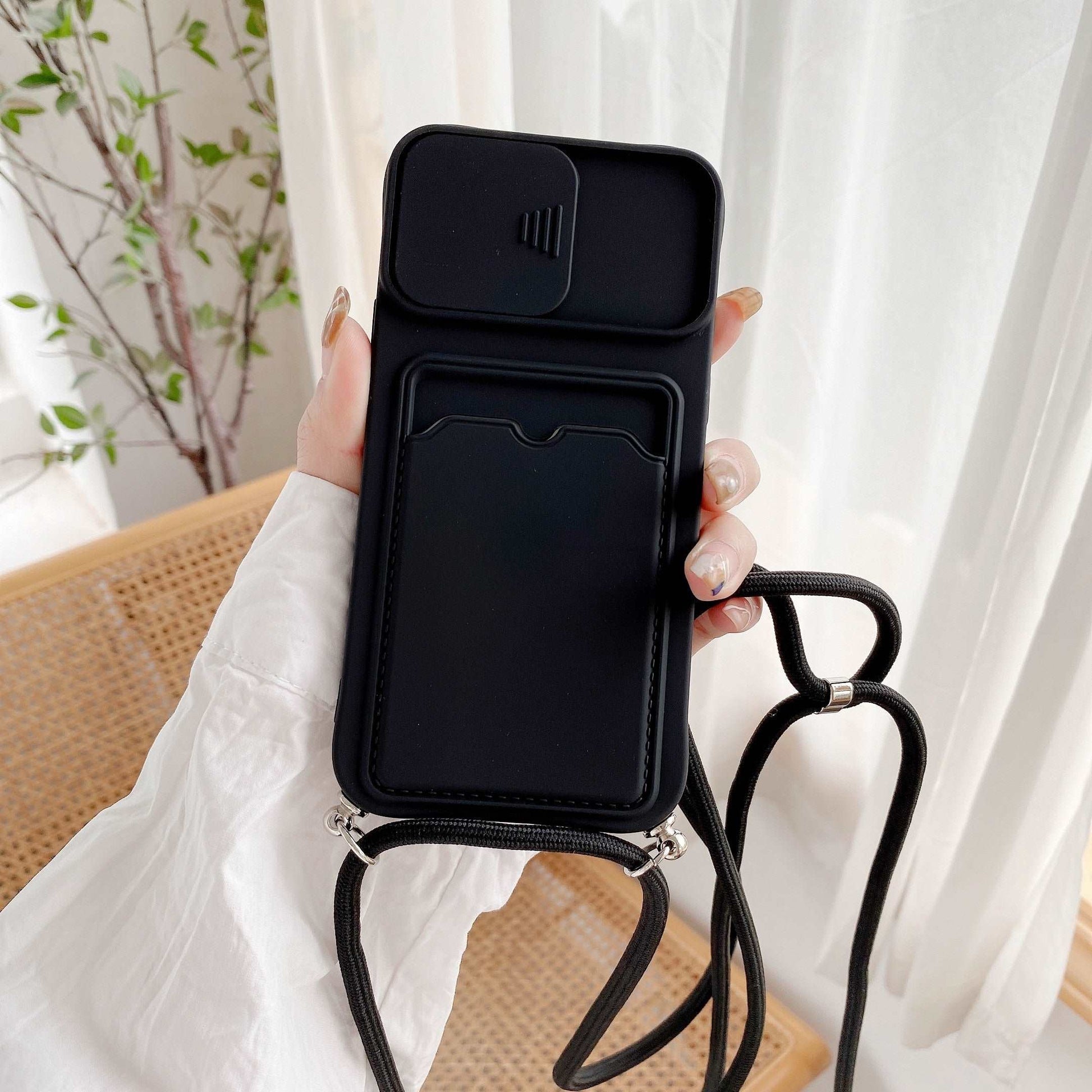 Crossbody iPhone Hülle mit Seil aus Silikon mit Kartenfach und Kameraschutz in Schwarz