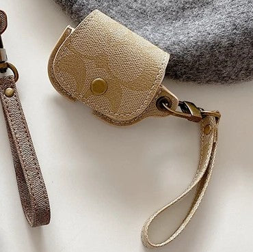 Modische AirPods Hülle aus Leder im Handtaschen Design mit Band in beige
