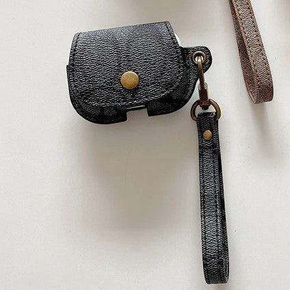 Modische AirPods Hülle aus Leder im Handtaschen Design mit Band in schwarz