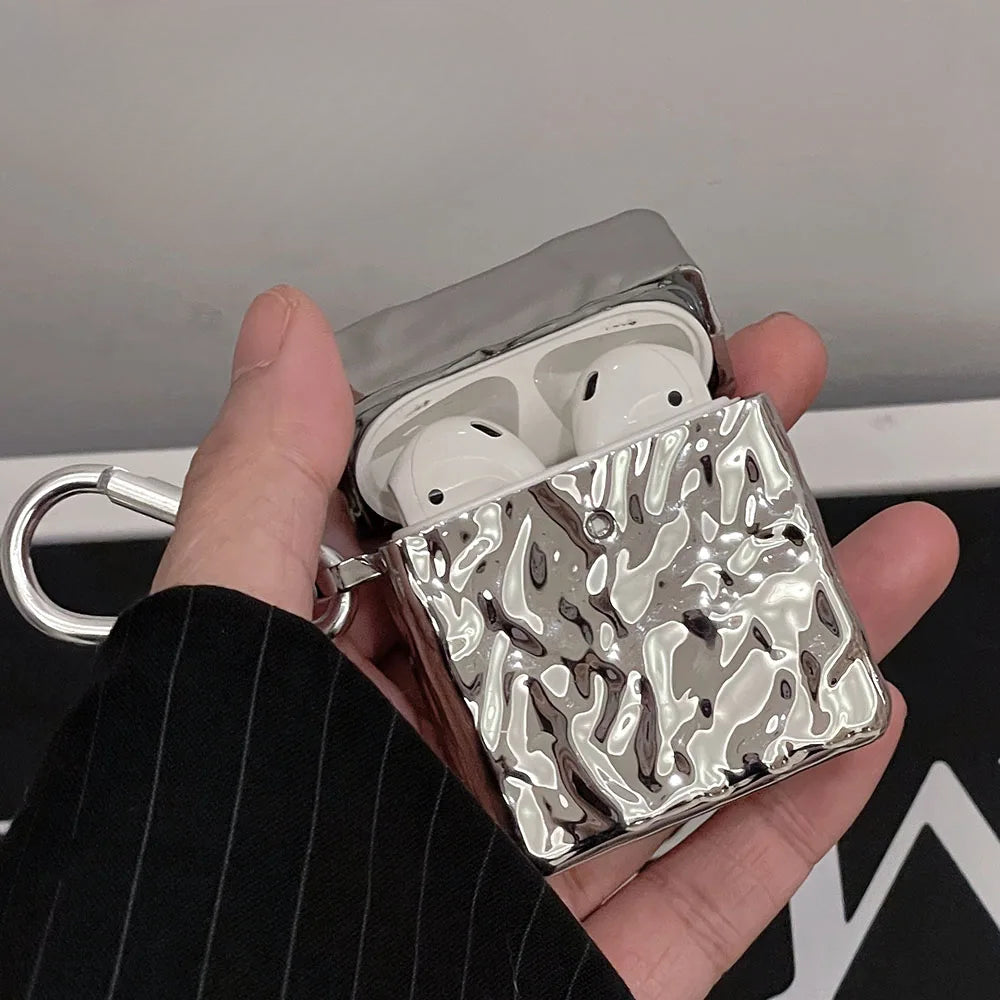 Modische AirPods Hülle als Alufolien Design in Wellen mit mit Karabinerhaken in weiß