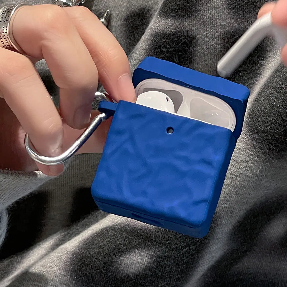 Modische AirPods Hülle als Alufolien Design in Wellen mit mit Karabinerhaken in blau