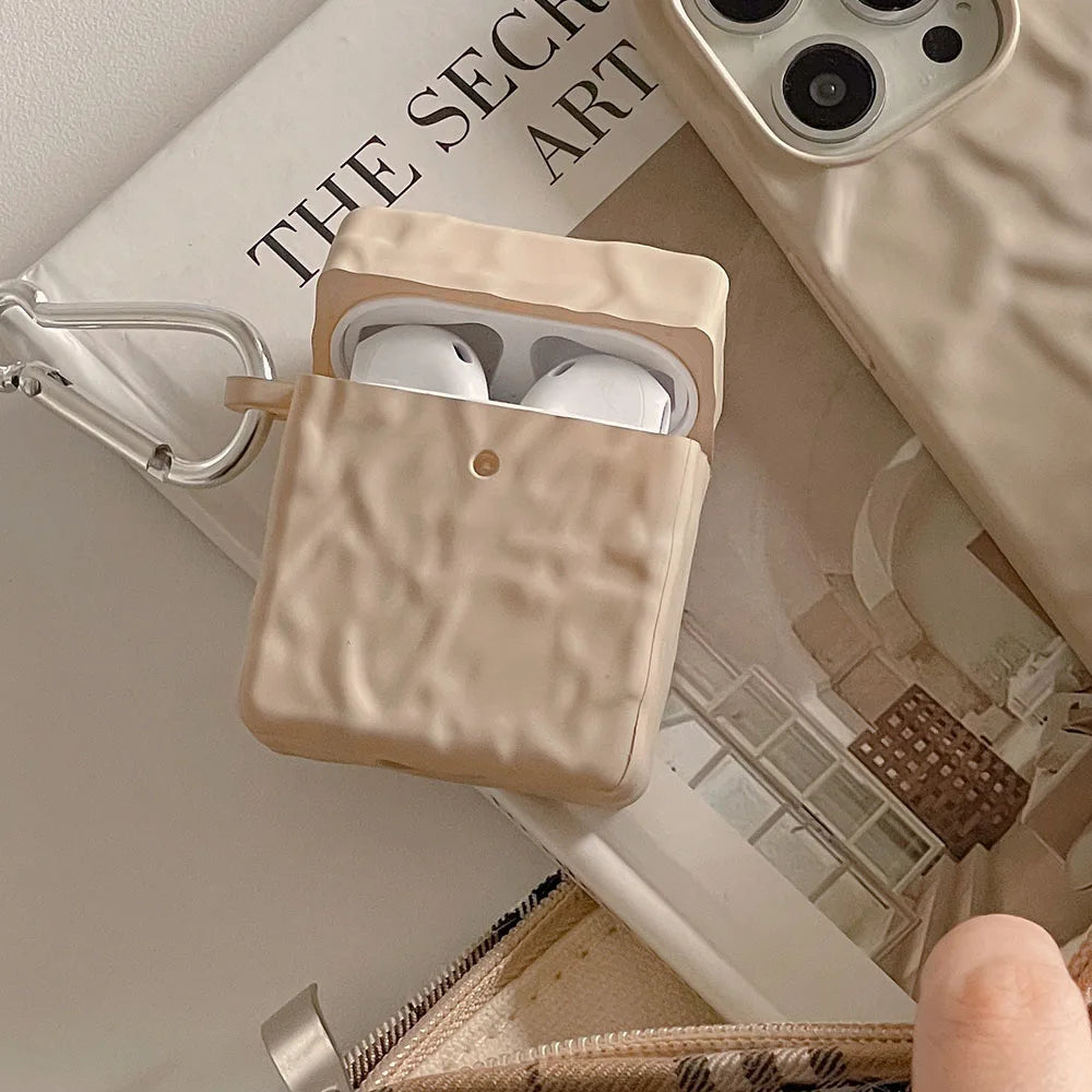 Modische AirPods Hülle als Alufolien Design in Wellen mit mit Karabinerhaken in beige