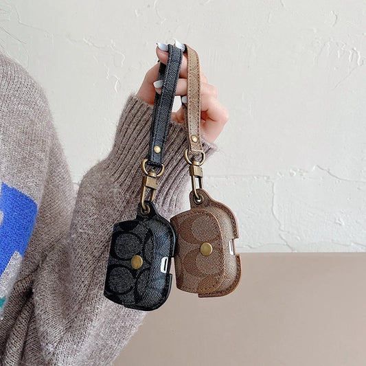 Modische AirPods Hülle aus Leder im Handtaschen Design mit Band