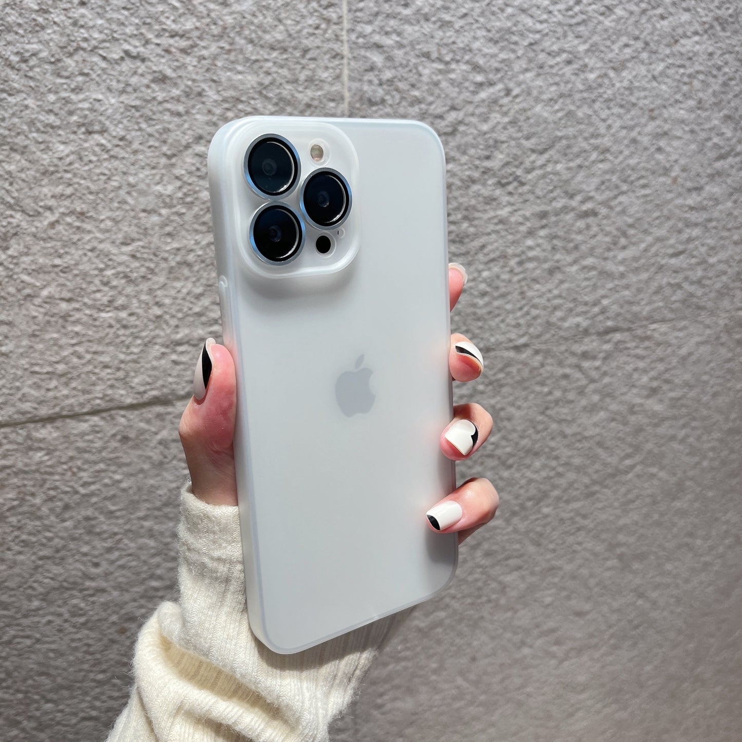 Modische iPhone Hülle in durchsichtigen Farben in weiß