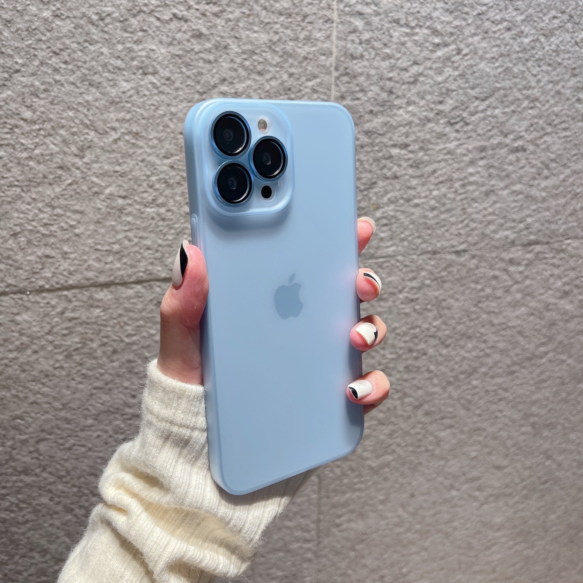 Modische iPhone Hülle in durchsichtigen Farben in hellblau