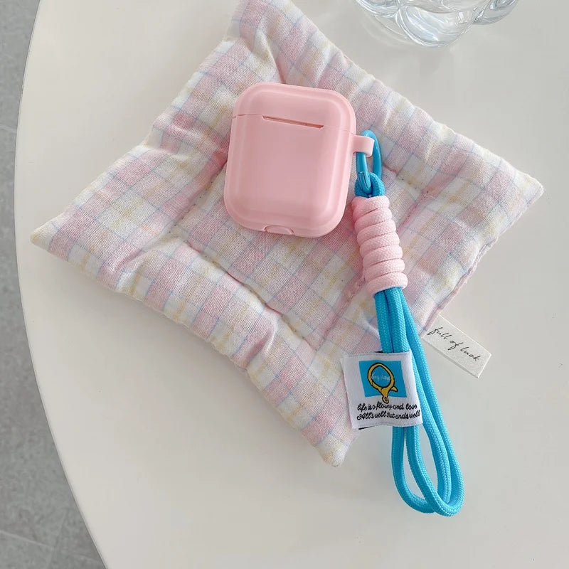 Modische AirPods Hülle in knalligen Farben mit Seil in pink