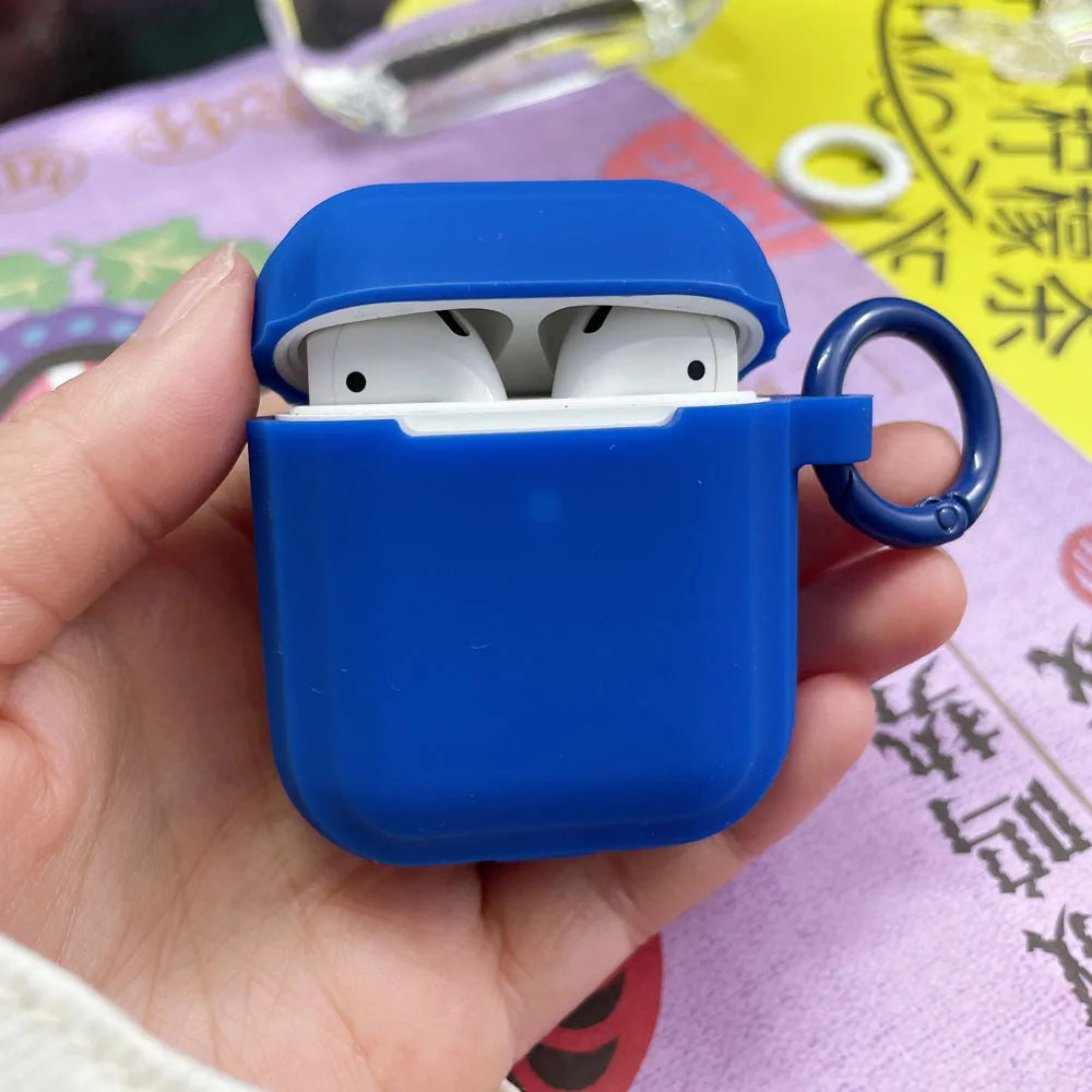 Modische AirPods Hülle mit knalligen Farben in blau