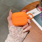 Modische AirPods Hülle mit knalligen Farben in orange