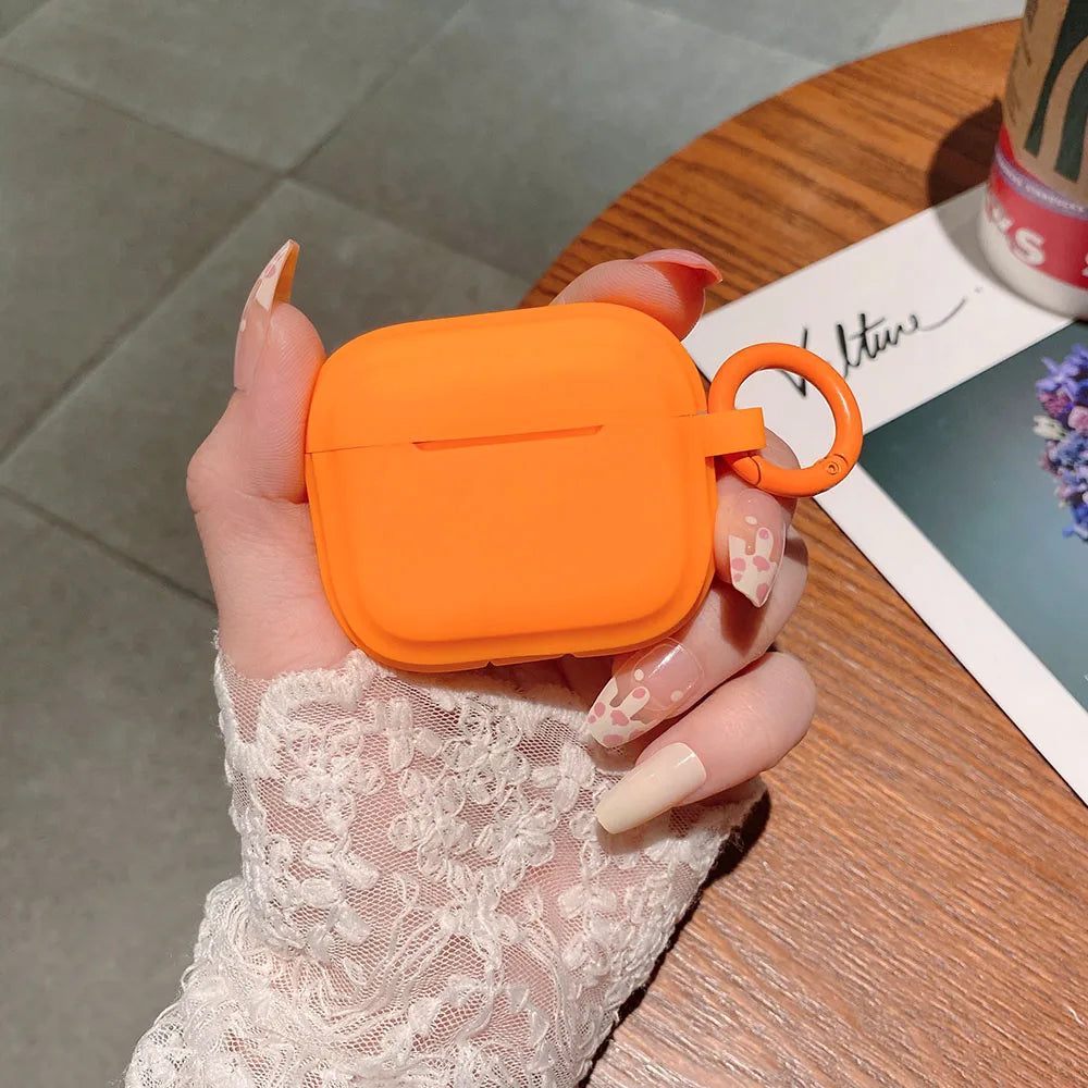 Modische AirPods Hülle mit knalligen Farben in orange